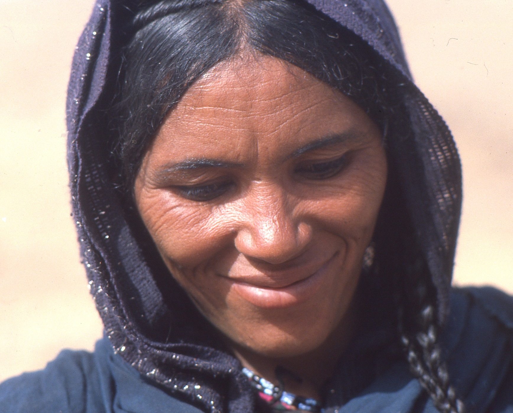 La femme dans les campements Touaregs de l’Ahaggar, par Odette Bernezat